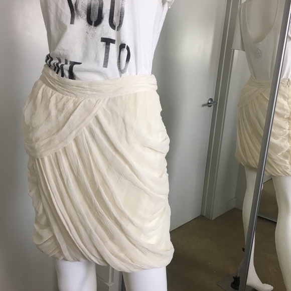 Flirty, fluffy pale apricot skirt. - Picture 2 of 8